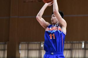 手感不错！齐麟半场7中4&三分4中2拿到11分 第二节连中两记三分