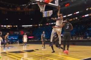 摧枯拉朽！唐斯底线突破 起飞滑翔单臂暴力灌筐