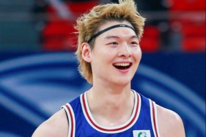 上海男篮揭幕战入场观众超万人 创造了上海体育馆男篮观赛新纪录