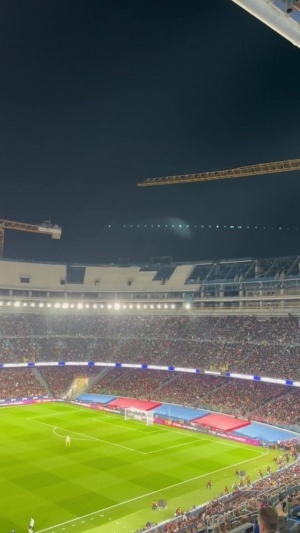 嘲讽死敌皇马！🎥巴萨球迷比赛中高唱：哈维·阿隆索留下