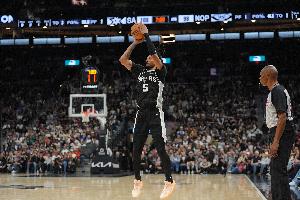 胸有激雷而面如平湖者可拜上将军！卡斯尔进关键2罚 马刺3分领先