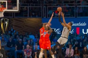 🙂玩不玩啊？？？文班重心都没站稳 极限后仰中投空心入网！