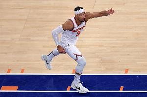 见缝插针！哈特反击送击地妙传 布里奇斯接球轻松上篮打中