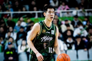 次节轰14分！郭昊文半场12中7砍下19分2板2助