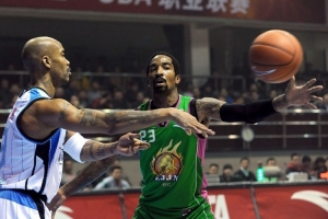 JR在CBA只住五星级？杨毅：球员都住五星级 半夜点菜炒一本没听说