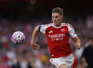 约克雷斯上半场触球5次、成功传球1次，均为全场球员最少