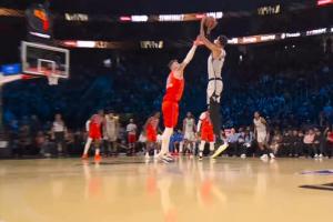 💥这什么模型怪！文班一防二完成抢断 回头弧顶轰三分 厉害炸了