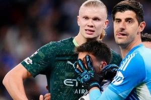 今日趣图：传下去，38岁的梅西和我踢球，都得跑着去捡球