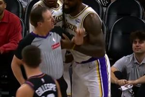 愤怒至极！詹姆斯拉着裁判怒喷：MD这犯规太TM过分了 傻X裁判！