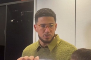 布克谈对老詹三分犯规：我听说球手是一体的 狄龙三分也被撞倒了