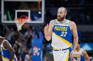 存在感很强！赫夫守护篮筐 积极补防连续送出大帽