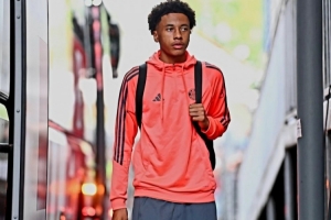 天赋不亚于卡尔！镜报：拜仁16岁中卫基亚拉的父亲和曼城蓝军会面