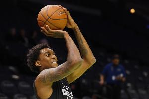 效率太低！麦克丹尼尔斯半场8中2拿到8分2板1助