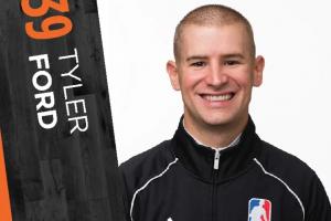 主裁：詹姆斯与裁判的身体接触不是“违反体育道德”动作