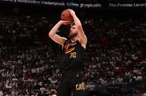 打回来了！迪恩·韦德三分率队反超 骑士最多曾落后17分