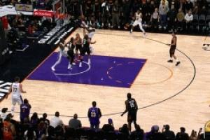 害得看你！詹姆斯点飞防守人直入禁区上篮命中！将分差拉到4分！