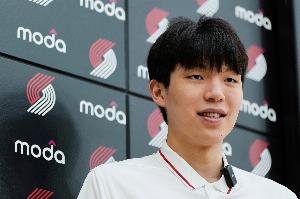 你不是说增值了10亿？苏群：不知道杨瀚森给开拓者带来了什么收益