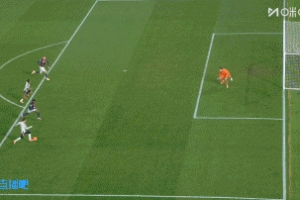 这不判吗？孔塞桑禁区内被打脸倒地，卢库米强行将他抱起又摔下