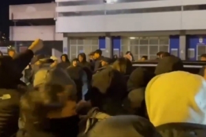 世体：皇家奥维耶多惨败后球迷抗议，主帅需要被警察护送离开