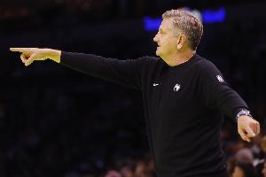 芬奇：前三节球队进攻挣扎 末节顶住了压力海兰德迪文打得很棒