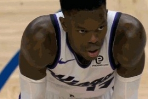 这啥习惯啊！施罗德防守手搭海兰德胳膊上 后者直接要三分犯规