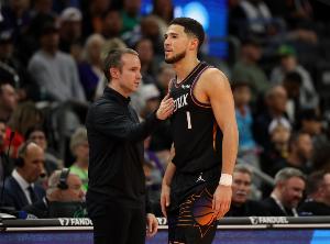 奥特谈三分犯规：裁判说布克碰到詹姆斯手腕 我没清晰看到这动作