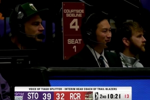 主教练看到了！斯普利特场边观战 镜头刚给到杨瀚森就飚中三分