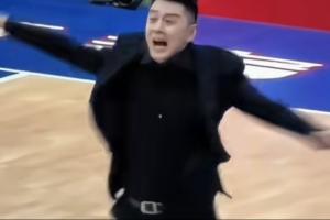 情绪激昂！杨鸣赛季首秀对阵天津时在场边对着裁判&球员破马张飞