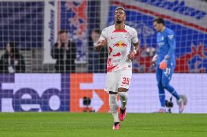 莱比锡官方：此前跟腱断裂的亨里希斯参与部分合练，努萨缺席训练