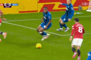 B费开场射门经反弹后碰到防守球员手臂，B费投诉裁判没有理会