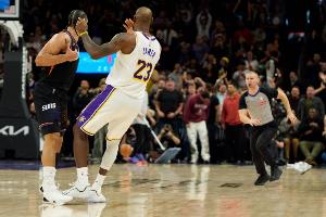 记者：狄龙如今已经足够出色 他还在不断撞击詹姆斯显得有点幼稚