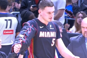 有点严重啊！约维奇刚上场12秒重摔伤退 右臂带着夹板离场