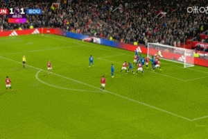 曼联再次领先！B费角球开出，卡塞米罗头球破门