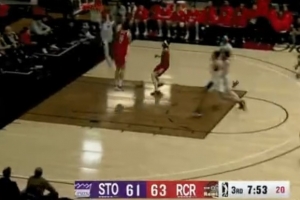 防守还是比较慢！杰弗里斯高速反击 迎着杨瀚森将球扣进