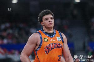 罚球9中3！洛夫顿半场4中2拿到7分2板2助 有3失误3犯规