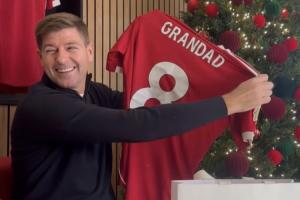 45岁当外公😁杰拉德收圣诞礼物：印有“祖父”的利物浦8号球衣