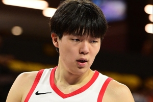 关键球！杨瀚森空切接队友传球暴扣得手 球队最后1分钟领先2分