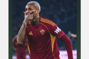 韦斯利进球后模仿迪巴拉戴面具庆祝动作，赛后和迪巴拉在社媒互动