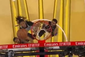 拼出来的机会！卡斯尔篮下一抢二拿到篮板 哈珀命中本场第3个三分