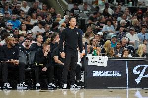 米奇·约翰逊：长期客场之旅让球员们场内外更加团结了