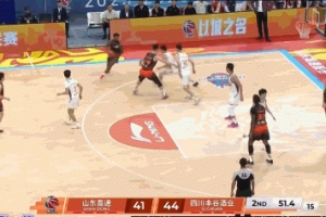 血亏！迈尔斯·鲍威尔失误丢球 反抢还被吹违体犯规