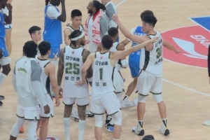 媒体人：付豪很有样 虽输球但他赛后一直提醒队友向球迷们致意