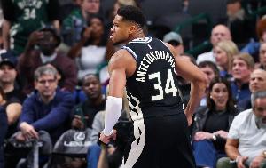 名记：雄鹿正在尽一切努力说服字母哥留队并瞄准多名球星引援