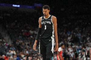 曾令旭：马刺要把文班当防守核心而非进攻核心 阵地战让他打无球