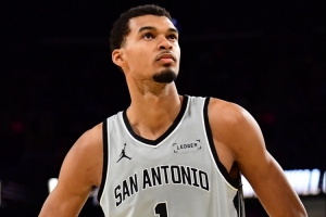 队记：明天马刺迎战奇才 文班亚马不在伤病名单可以出战比赛