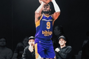 没比赛&没闲着！昨日东契奇&里夫斯现场观战布朗尼G联盟比赛