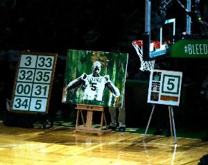 5号+21号定义KG！加内特在森林狼和凯尔特人都退役了球衣