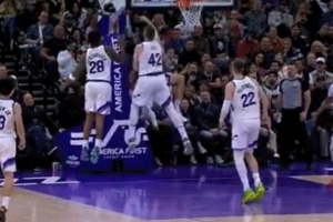 普通犯规！乐福突破被打翻在地 回放明显打脸但裁判未升级