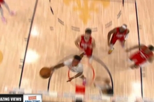 跌跌撞撞但是很有效！奎因转身过掉奥科吉跨步收球上篮得分