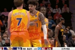 投疯了！鲍尔三分再中打停老鹰&一节半16记三分 分差24分